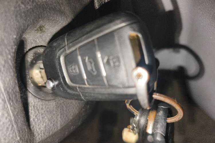 Used SAIC MAXUS Xintu V80 2018 2.5T 6-Speed Manual Aowentong Long-Wheelbase Mid-Roof 7/10-Seater
