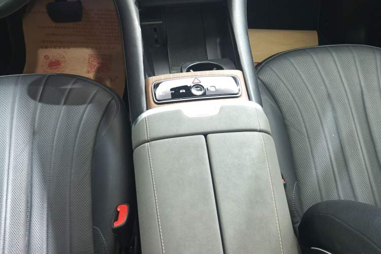 Used Mercedes-Benz EQS SUV 2023 450 4MATIC Pioneer Edition Gear Lever