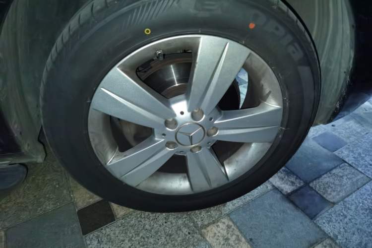 Used Mercedes-Benz Viano 2013 3.0L Hospitality Edition Right Front Wheel Hub