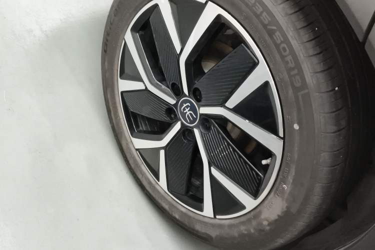 Used BYD Song L DM-i 2025 Intelligent Driving Version 160 km Excellence Edition Right Rear Wheel Hub