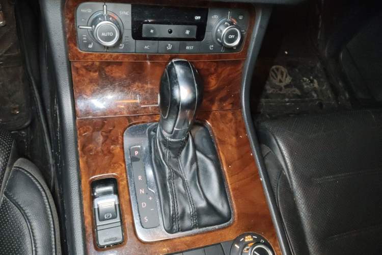Used Volkswagen Touareg 2011 3.0 TSI Comfort Version Gear Lever