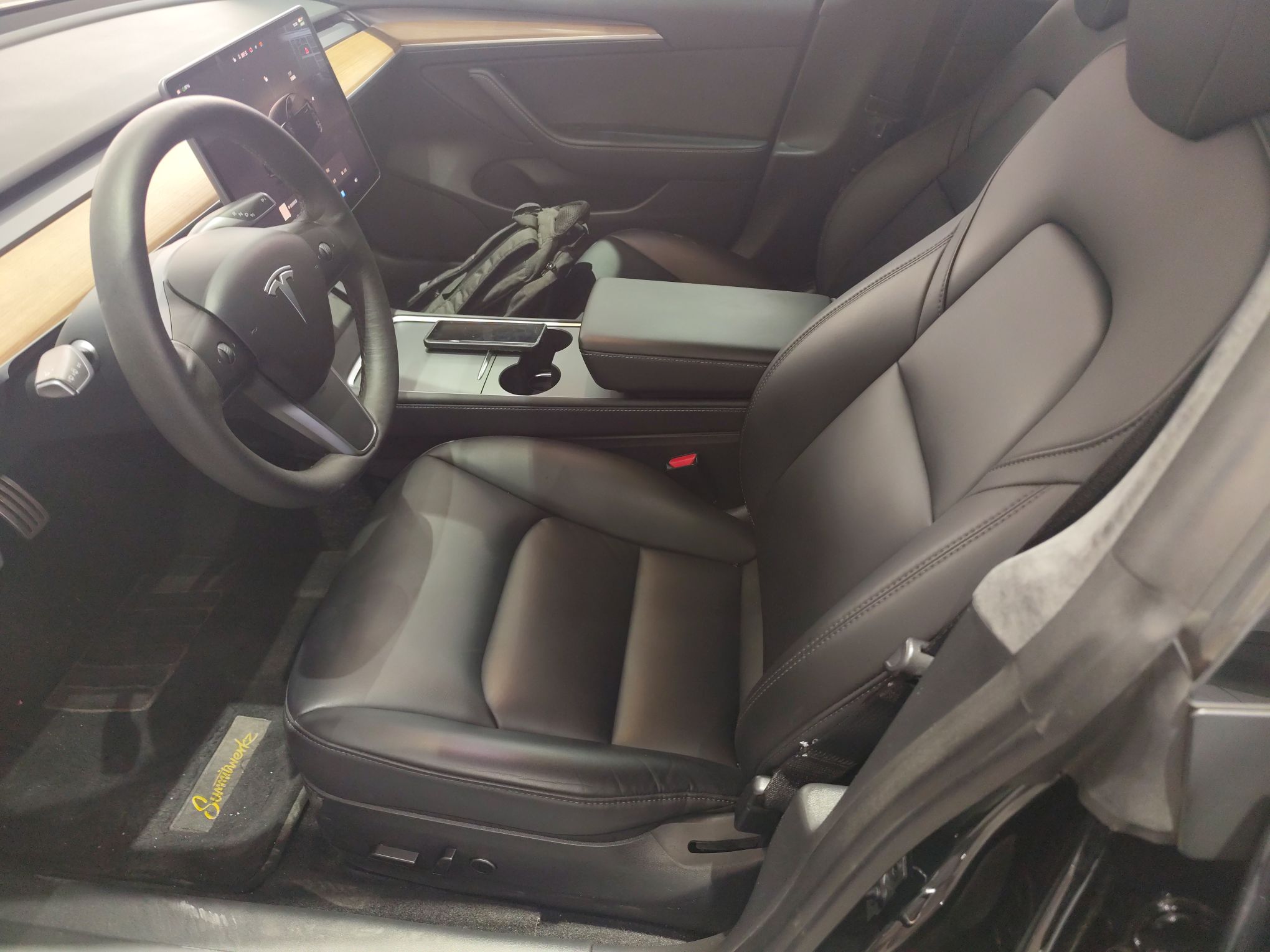 المقاعد الأمامية داخل السيارة