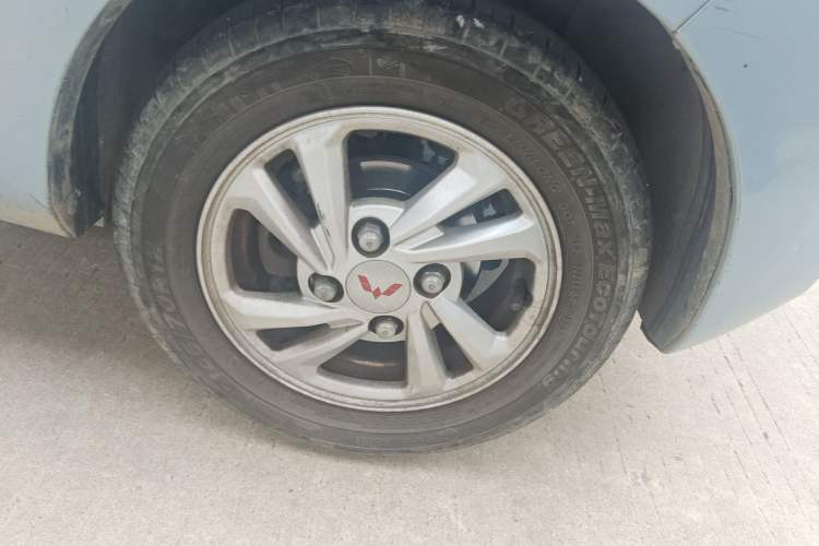 Used Wuling Hongguang MINIEV 2021 Macaron Fashion Model Lithium Iron Phosphate Right Front Wheel Hub