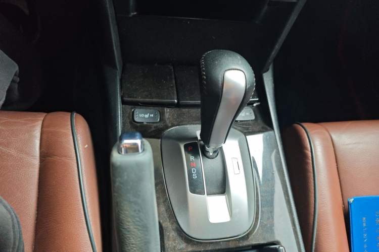 Used Honda Crosstour 2014 3.0L AWD Prestige Navigation Edition Gear Lever