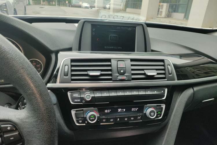 Used BMW 3 Series GT 2018 320i Sport Edition Audio And AC Panel