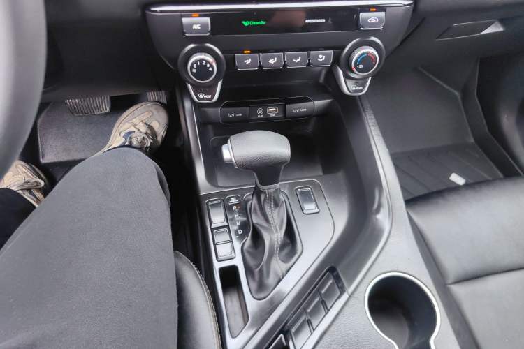 Used Kia KX7 2017 2.0L Automatic 2WD SMART 5-seater
