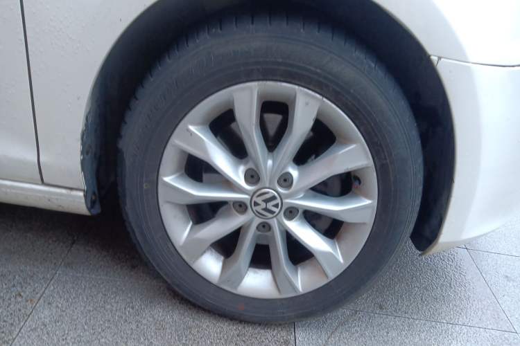 Used Volkswagen Golf 2012 1.4 TSI Automatic Comfort Edition Right Front Wheel Hub