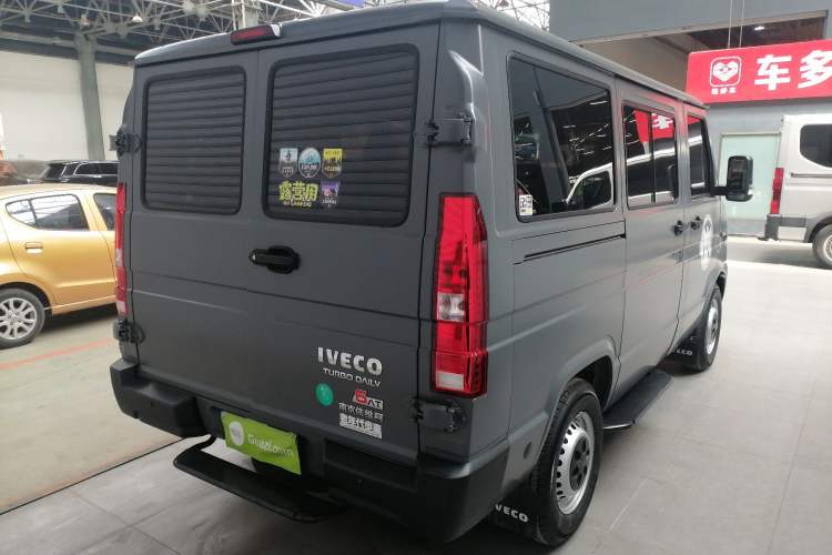 Used Iveco Daily 2023 2.5T A35M1 Multi-Purpose Passenger Vehicle Short Wheelbase Low Roof Single Tire Manual Transmission with Automatic Option