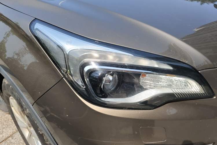 Used Buick Envision 2016 28T Four-Wheel Drive Luxury Model Right Front Headlight