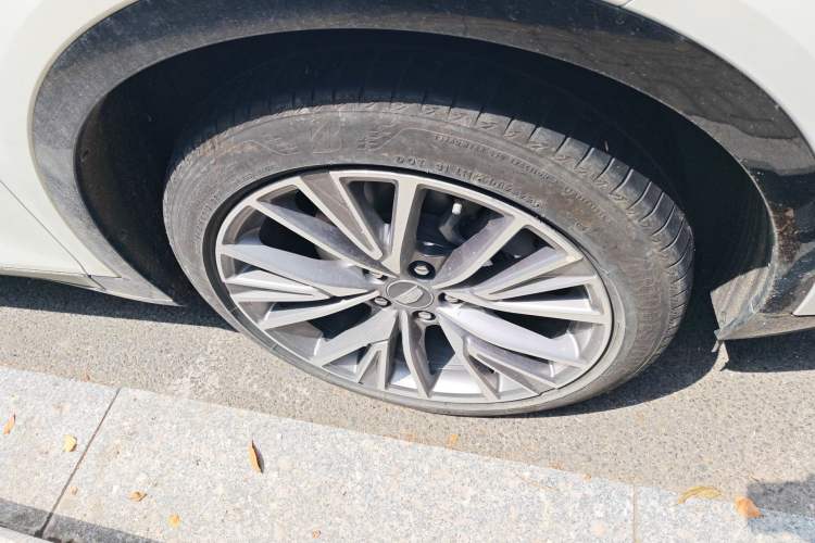 Used Cadillac GT4 2023 25T Luxury Model Right Front Wheel Hub