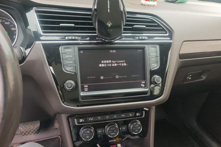 Used Volkswagen Tiguan L 2018 330TSI Automatic Two-Wheel Drive Luxury Edition Audio And AC Panel