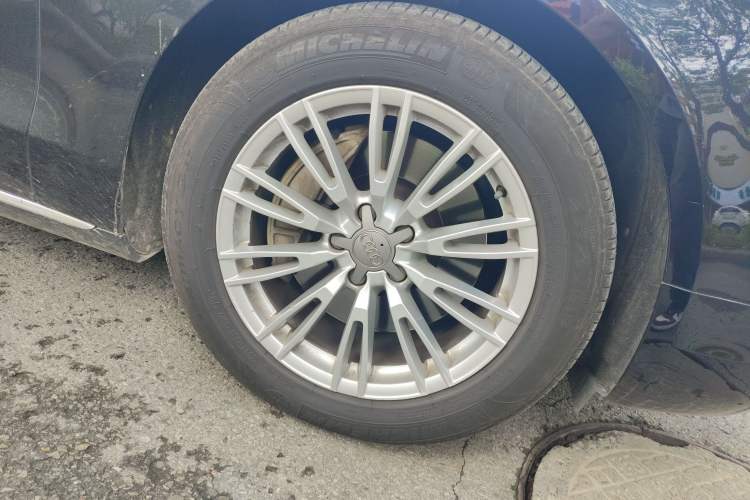 Used Audi A8 2014 A8L 45 TFSI quattro Comfort model Right Front Wheel Hub