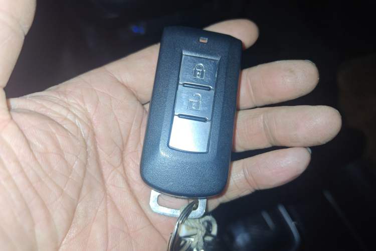 Used Mitsubishi Outlander 2019 2.0L Two-Wheel Drive Comfort Edition 5 Seats China VI Standard Vehicle Key