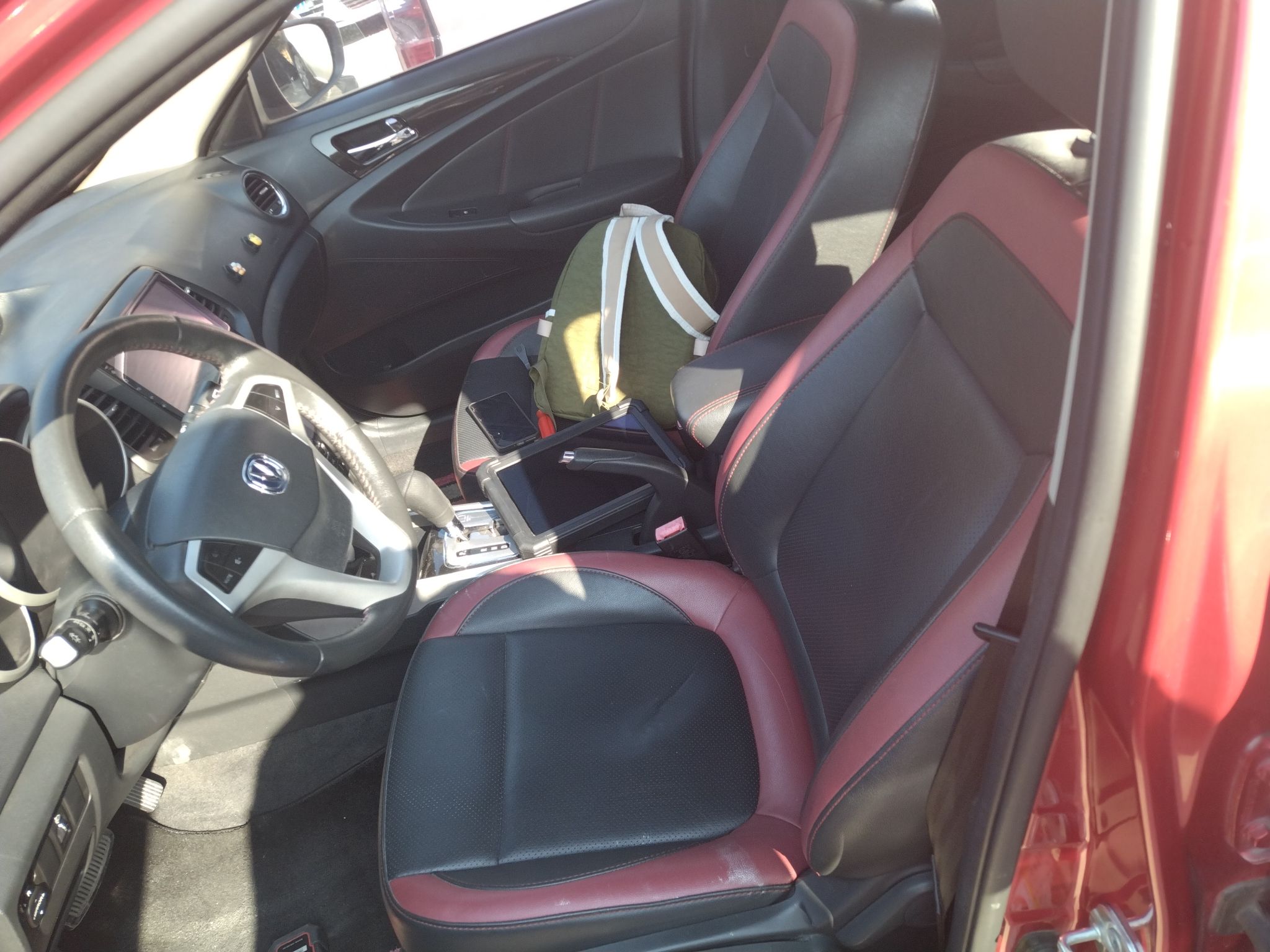 المقاعد الأمامية داخل السيارة