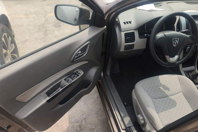 Used Baojun 630 2012 1.5L DVVT manual comfort version Driver Seat