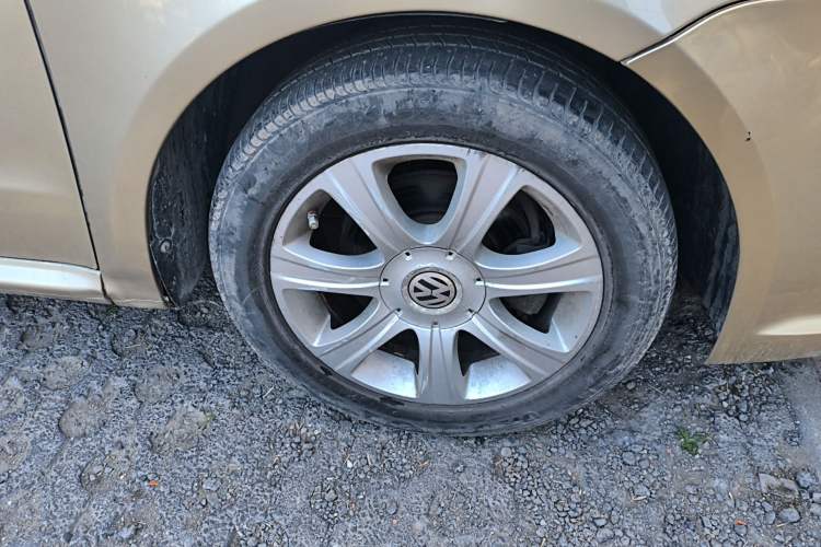 Used Volkswagen Lavida 2011 1.6L Automatic Premium Edition Right Front Wheel Hub