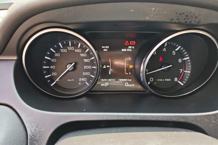 Used Land Rover Discovery Sport 2016 2.0T HSE Odometer Close Up