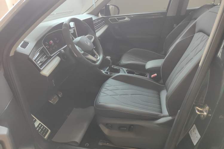 Used Volkswagen Tiguan L 2024 Outstanding Model 330TSI Automatic Two-Wheel Drive R-Line Dragon Glory Edition