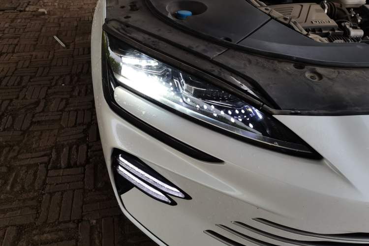 Used BYD Song PLUS New Energy 2023 Champion Edition DM-i 110KM Flagship PLUS Right Front Headlight