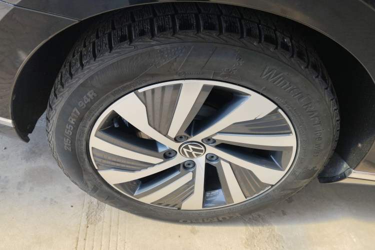 Used Volkswagen Magotan GTE Plug-in Hybrid 2020 GTE Luxury Model Right Rear Wheel Hub