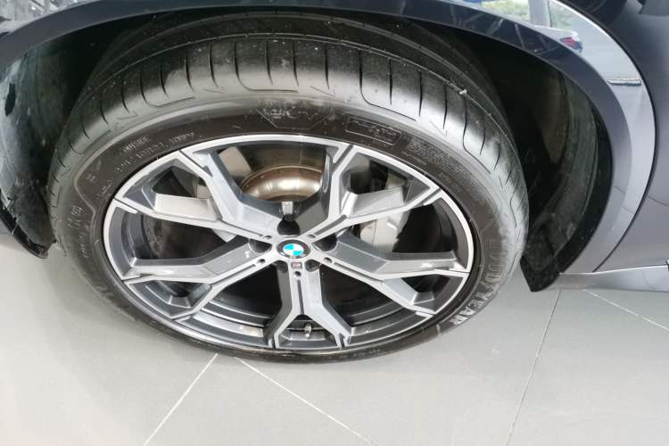 Used BMW X5 2023 xDrive 30Li Luxury M Sport Package Exterior 4