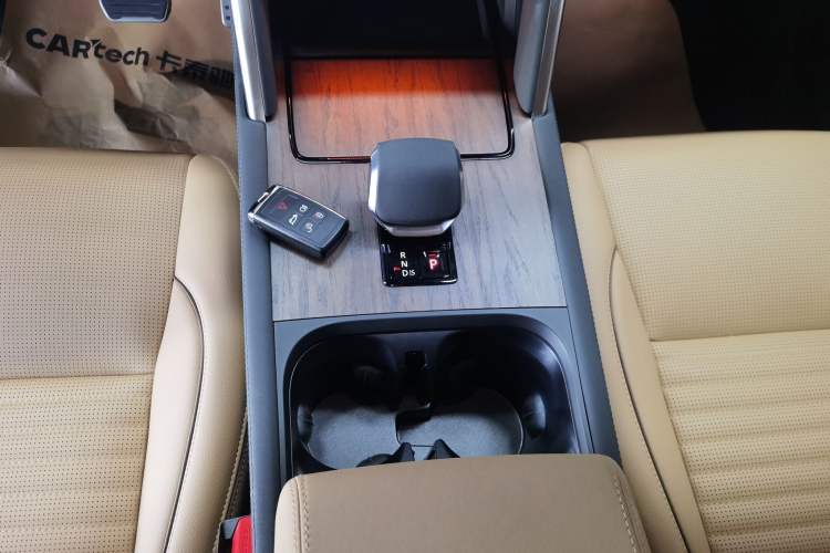 Used Land Rover Discovery Sport New Energy 2023 1.5T P300e Plug-in Hybrid Electric Version Gear Lever