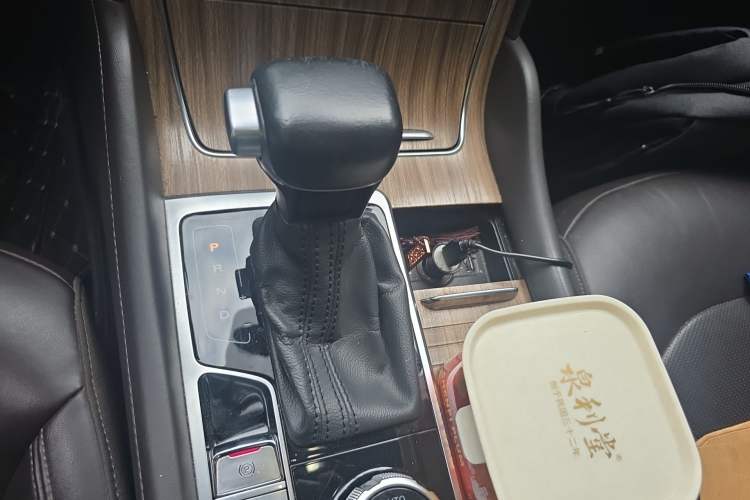 Used Roewe RX8 2018 30T Smart Connectivity Four-Wheel Drive Flagship Edition Gear Lever