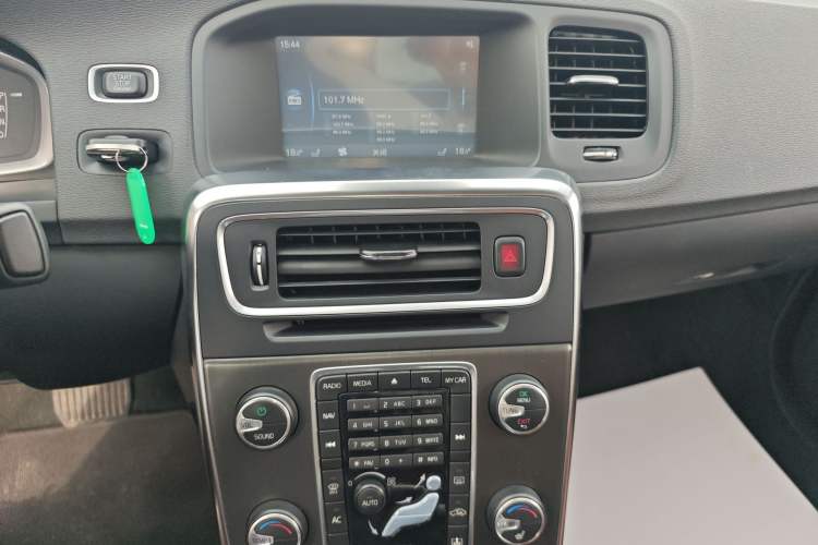 Used Volvo S60 2014 S60L T5 Intelligent Drive Edition Audio And AC Panel