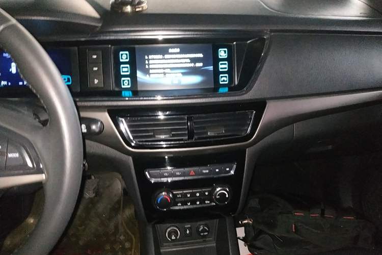 Used CHANGAN KAICHENG Oushang A600 2016 1.5L Manual Luxury 7-Seater Audio And AC Panel