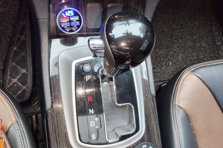 Used GAC Trumpchi GS5 Super 2015 1.8T Automatic All-Wheel-Drive Elite Edition Gear Lever