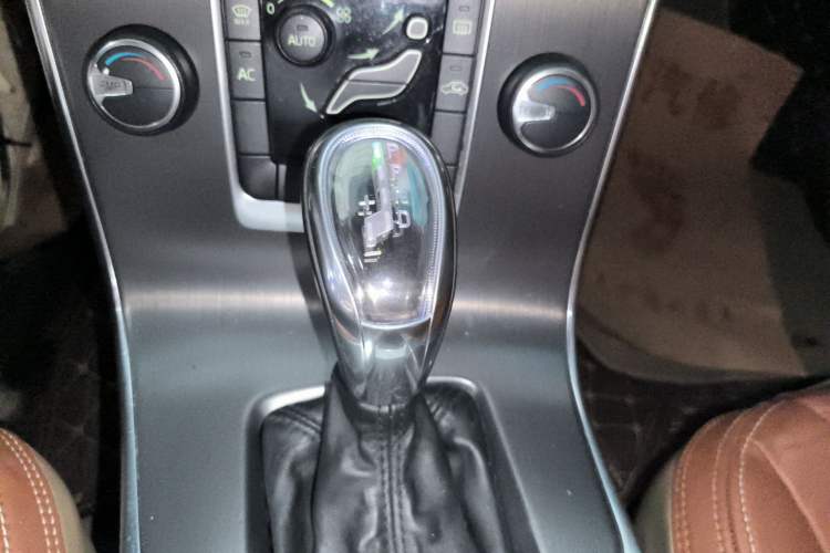 Used Volvo V60 2013 T5 Comfort Edition Gear Lever