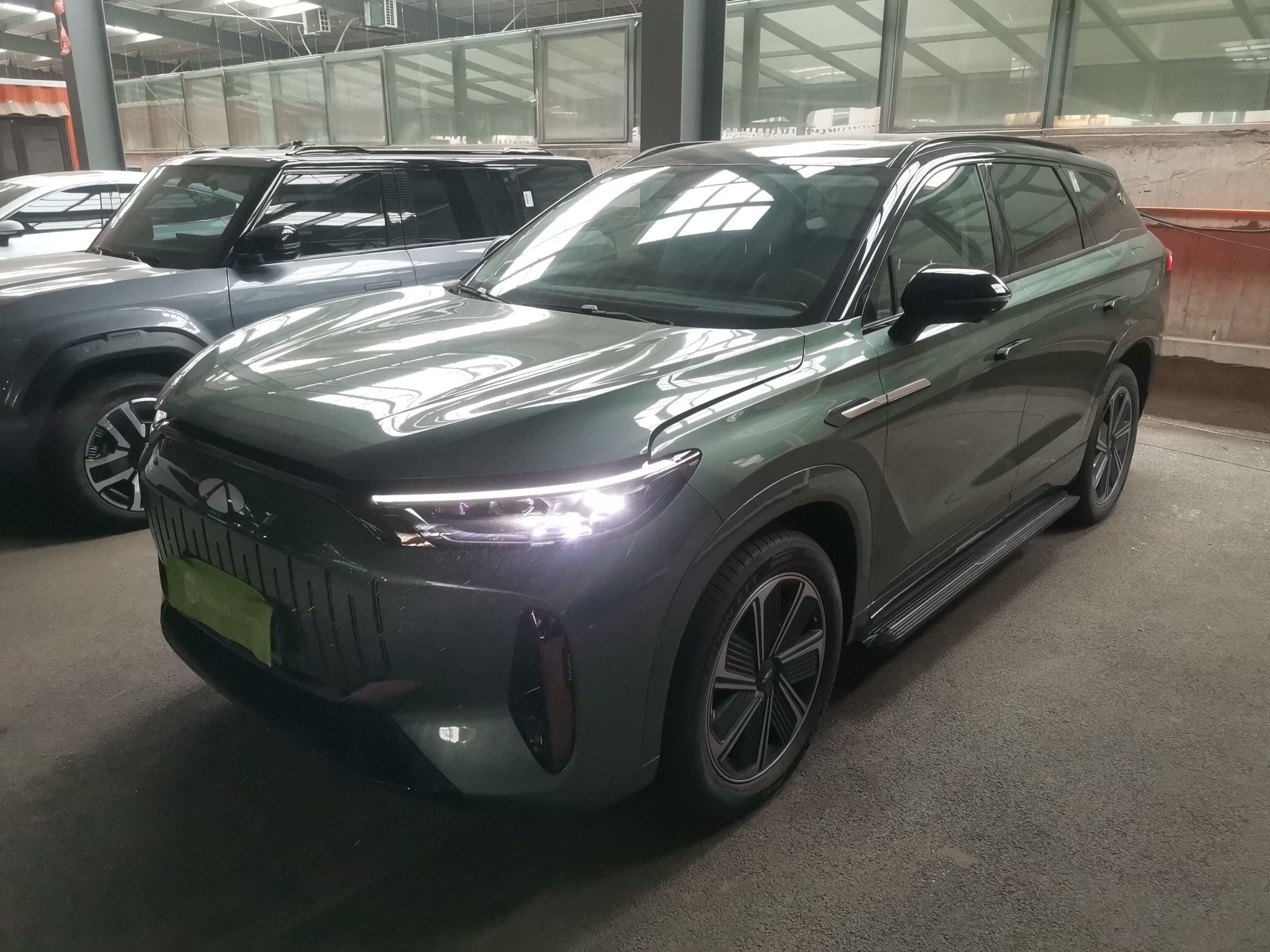 Под передней частью автомобиля