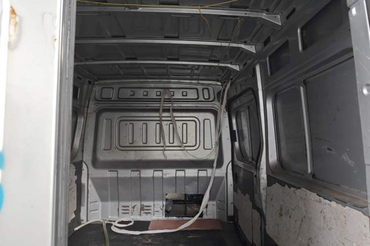 Used Dongfeng Yufeng 2018 2.3T Logistics Vehicle A100 Luxury Edition Short Wheelbase Mid-Roof Design 5–9 Seater
