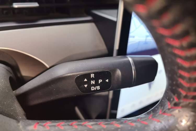 Used NETA V 2021 Standard Range Entertainment Version – Upgraded Model Gear Lever