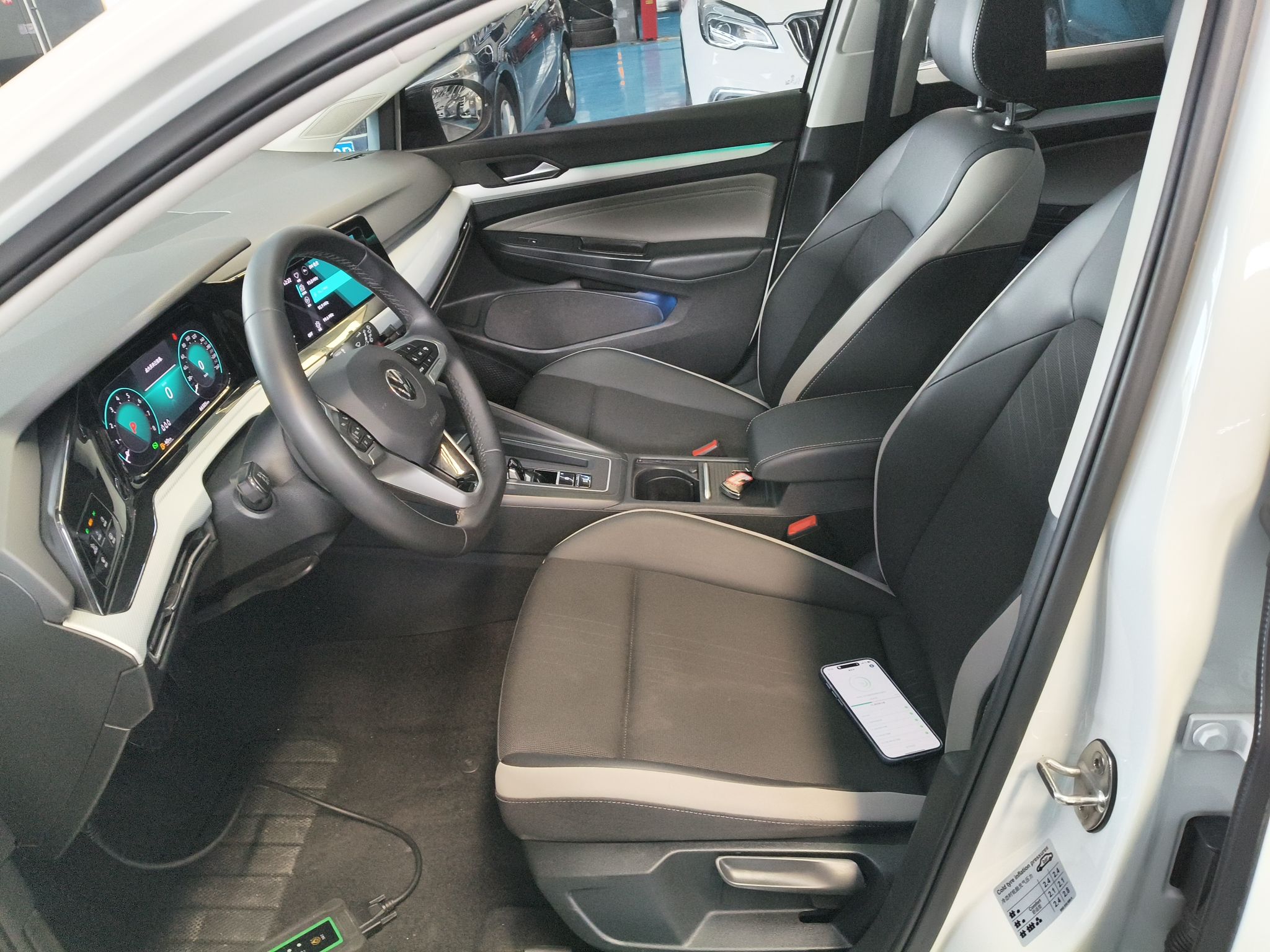 المقاعد الأمامية داخل السيارة