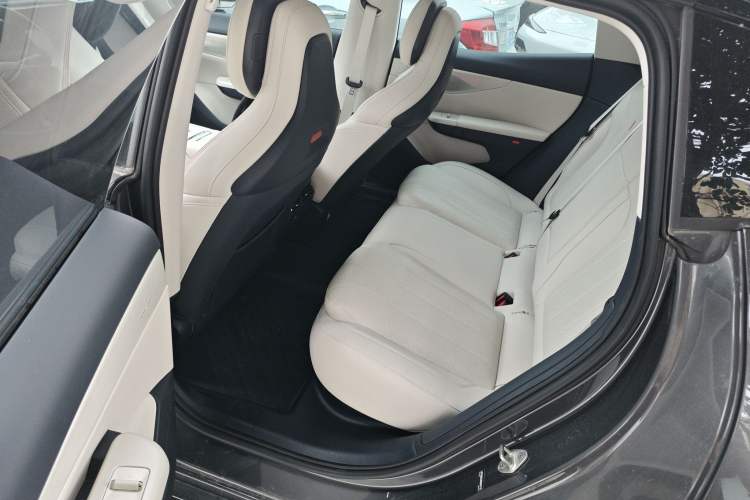 Used Lynk & Co 07 2024 EM-P 126 Long-Range Halo Left Rear Seat