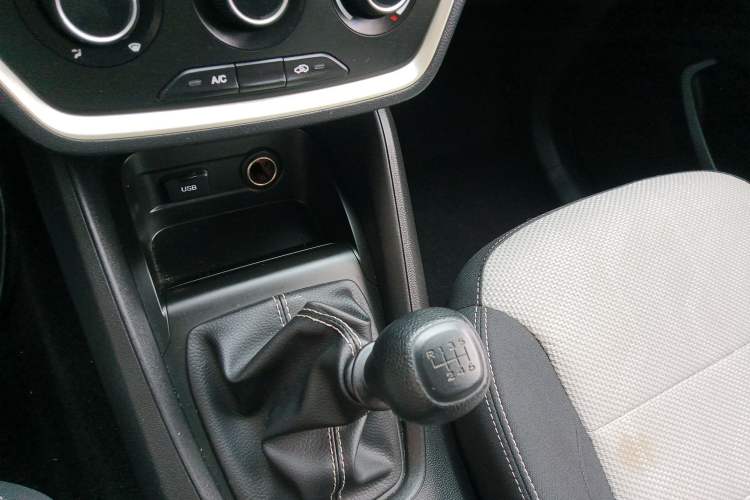 Used Wuling Hongguang S3 2019 1.5L Manual Standard Version China VI Standard Gear Lever