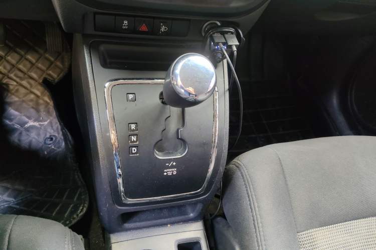 Used Jeep Compass 2014 2.0L two-wheel drive sport version Gear Lever
