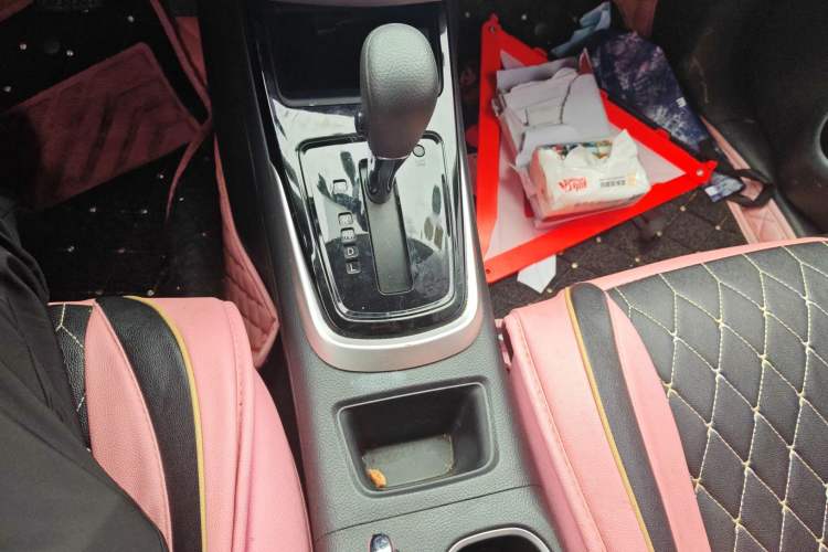 Used Nissan Tiida 2016 1.6L CVT Cool Dynamic Edition Gear Lever