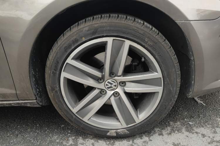 Used Volkswagen FAW-Volkswagen CC 2015 1.8TSI Luxury Model Right Front Wheel Hub