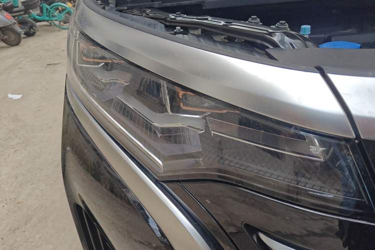 Used Denza D9 2024 DM-i 1050 Luxury Model Right Front Headlight