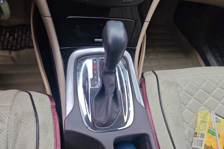 Used Buick Regal 2015 2.0L Leading Fashion Edition Gear Lever