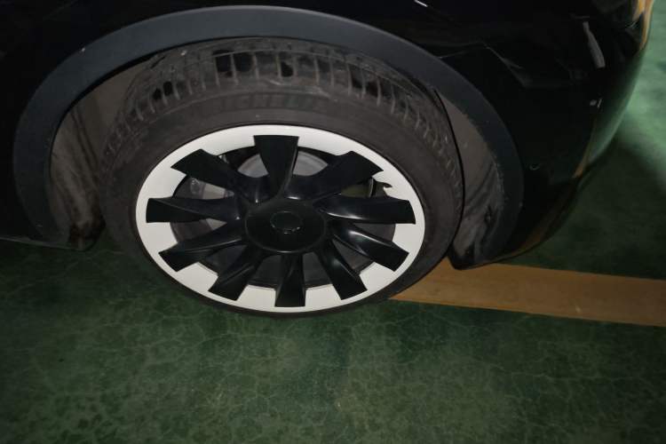 Used Tesla Model Y 2023 Long-Range All-Wheel-Drive Version Right Front Wheel Hub