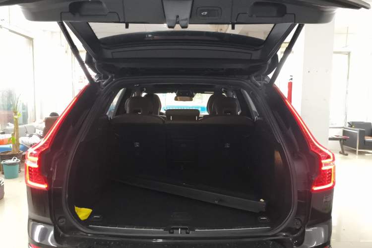 Used Volvo XC60 2021 T5 4x4 Smart Luxury Edition Trunk