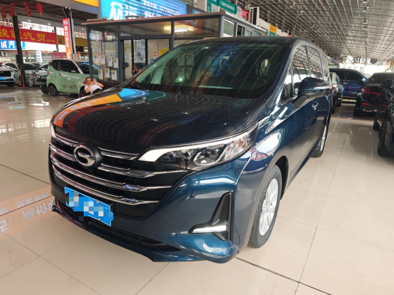 تحت مقدمة السيارة