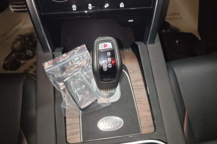 Used Land Rover Discovery Sport 2020 249 PS R-Dynamic Performance Tech Edition 5 Seats Gear Lever