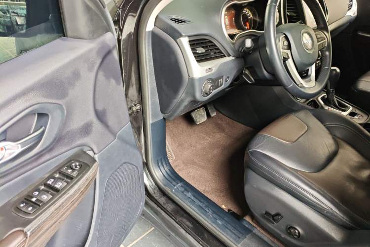 Used Jeep Cherokee 2020 2.0L Two-Wheel Drive Classic Sports Edition
