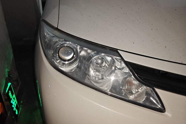Used Toyota Previa  Right Front Headlight