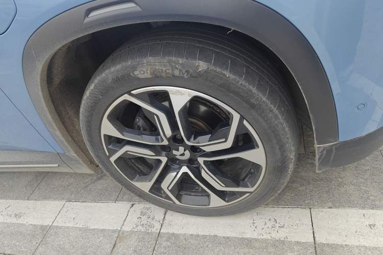 Used Nio ES8 2018 Founder Edition Right Front Wheel Hub