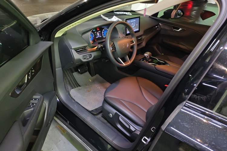 Used Hongqi E-QM5 2022 431 km Charge & Enjoy Edition Driver Seat